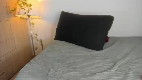 Snapshot of zoooe_1 chatting on 10-01-25, 12:33 zooe online show from 10-01-25, 12:33