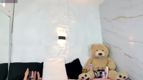 Snapshot of zorravioleta chatting on 10-23-25, 12:04 Violeta online show from 10-23-25, 12:04