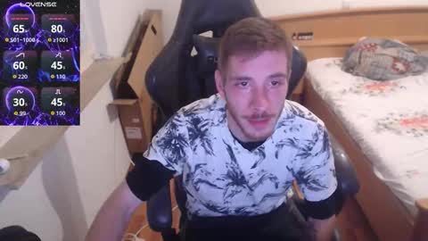 Snapshot of zuzmosfokafasz chatting on 11-19-25, 10:10 Zuzmoe online show from 11-19-25, 10:10