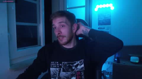 Snapshot of zuzmosfokafasz chatting on 11-26-25, 09:16 Zuzmoe online show from 11-26-25, 09:16