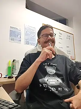 Snapshot of AndyHepburn chatting on 11-10-25, 11:59 AndyHepburn online show from 11-10-25, 11:59