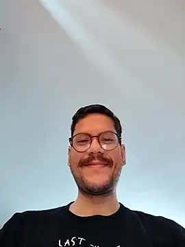 Snapshot of AndyHepburn chatting on 11-11-25, 04:40 AndyHepburn online show from 11-11-25, 04:40