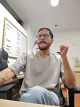 Snapshot of AndyHepburn chatting on 12-14-25, 12:49 AndyHepburn online show from 12-14-25, 12:49