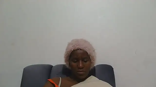 Snapshot of sluttylaura21 chatting on 06-19-26, 05:39 sluttylaura21 online show from 06-19-26, 05:39