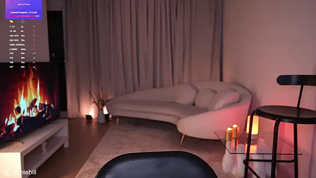 Snapshot of anniehillofficial chatting on 02-21-25, 07:43 anniehillofficial online show from 02-21-25, 07:43