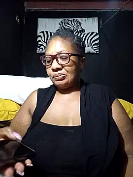 Snapshot of YELLOW_BONE chatting on 01-17-25, 01:15 YELLOW BONE online show from 01-17-25, 01:15