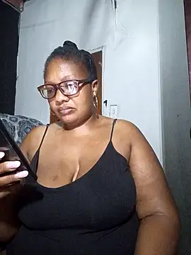 Snapshot of YELLOW_BONE chatting on 01-21-25, 12:36 YELLOW BONE online show from 01-21-25, 12:36