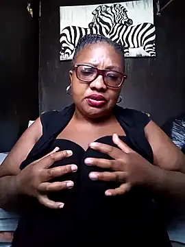 Snapshot of YELLOW_BONE chatting on 02-28-25, 08:42 YELLOW BONE online show from 02-28-25, 08:42