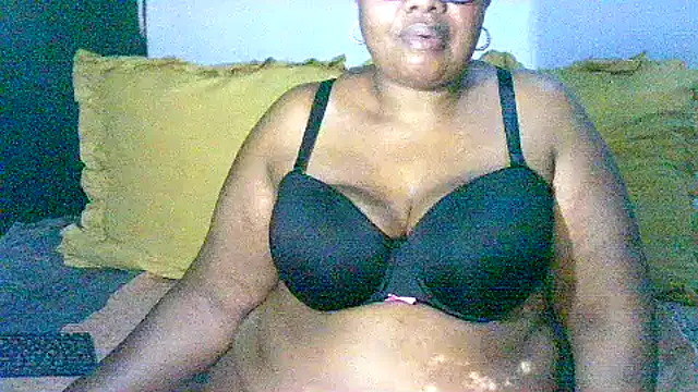 Snapshot of YELLOW_BONE chatting on 10-05-25, 08:29 YELLOW BONE online show from 10-05-25, 08:29