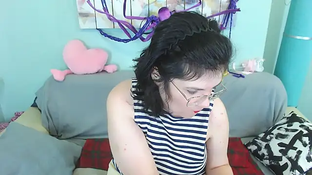 Snapshot of EverlyRays chatting on 12-13-24, 08:20 EverlyRays online show from 12-13-24, 08:20