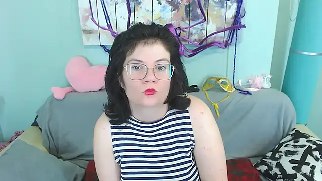 Snapshot of EverlyRays chatting on 12-13-24, 11:23 EverlyRays online show from 12-13-24, 11:23