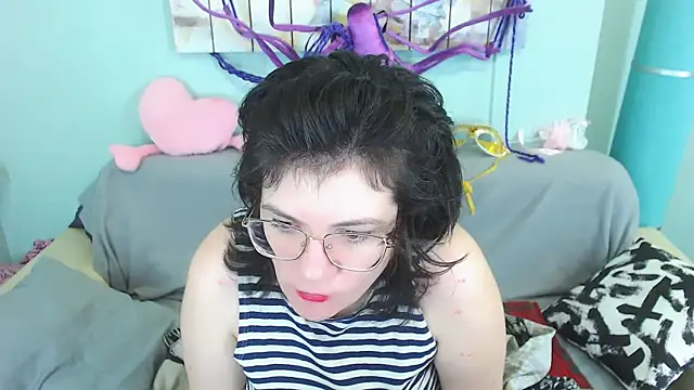 Snapshot of EverlyRays chatting on 12-14-24, 04:56 EverlyRays online show from 12-14-24, 04:56