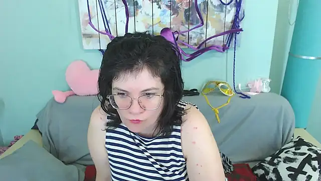 Snapshot of EverlyRays chatting on 12-15-24, 06:18 EverlyRays online show from 12-15-24, 06:18