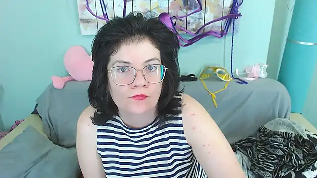 Snapshot of EverlyRays chatting on 12-15-24, 09:24 EverlyRays online show from 12-15-24, 09:24