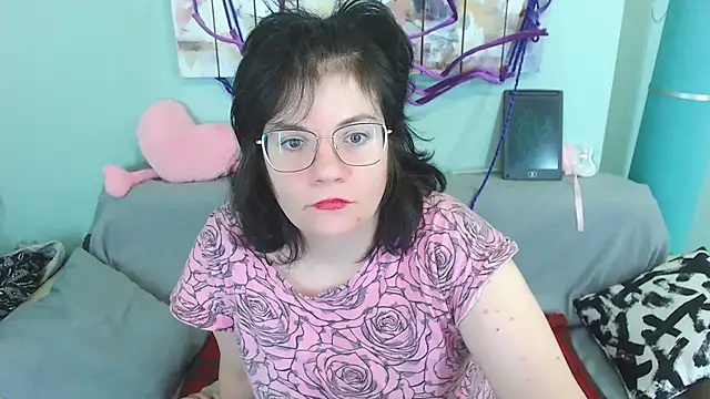 Snapshot of EverlyRays chatting on 12-17-24, 12:22 EverlyRays online show from 12-17-24, 12:22