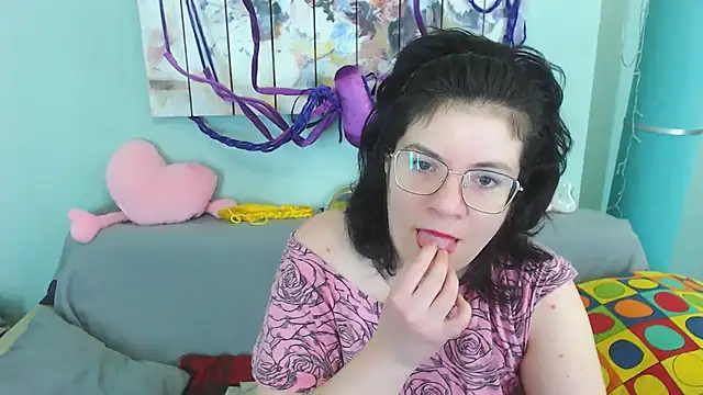 Snapshot of EverlyRays chatting on 12-21-24, 01:10 EverlyRays online show from 12-21-24, 01:10