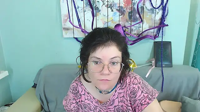 Snapshot of EverlyRays chatting on 12-25-24, 10:59 EverlyRays online show from 12-25-24, 10:59