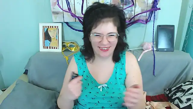 Snapshot of EverlyRays chatting on 12-28-24, 12:47 EverlyRays online show from 12-28-24, 12:47