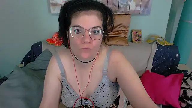 Snapshot of EverlyRays chatting on 11-13-25, 01:04 EverlyRays online show from 11-13-25, 01:04