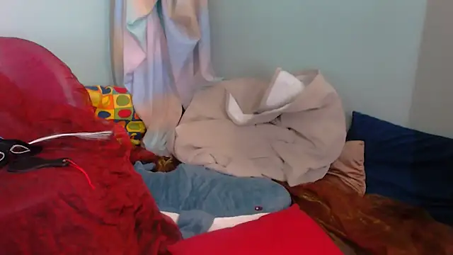 Snapshot of EverlyRays chatting on 12-15-25, 05:28 EverlyRays online show from 12-15-25, 05:28