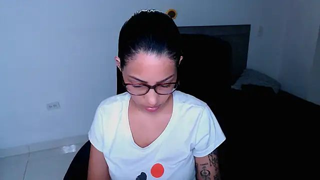 Snapshot of diana__34 chatting on 05-13-26, 11:33 diana 34 online show from 05-13-26, 11:33