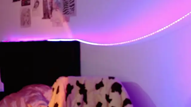 Coralinnee  online show from 01-26-25, 07:53