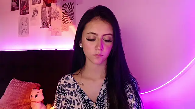 Coralinnee  online show from 03-01-25, 07:26