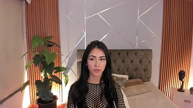 Coralinnee  online show from 04-25-26, 03:09