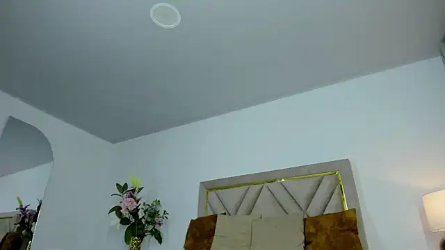 Snapshot of Violet_queen20 chatting on 06-11-26, 12:32 Violet queen20 online show from 06-11-26, 12:32