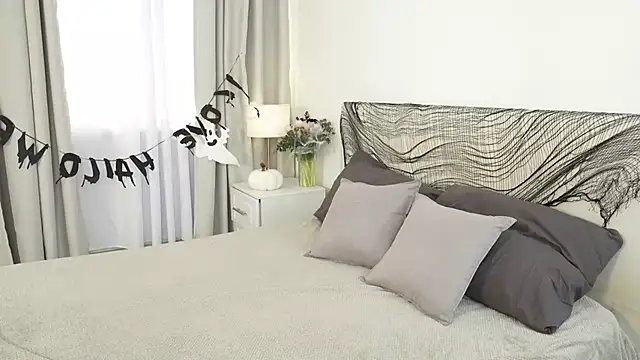 Snapshot of FiaMoor chatting on 10-23-25, 10:36 FiaMoor online show from 10-23-25, 10:36