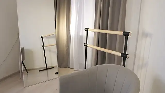 Snapshot of FiaMoor chatting on 11-22-25, 11:20 FiaMoor online show from 11-22-25, 11:20