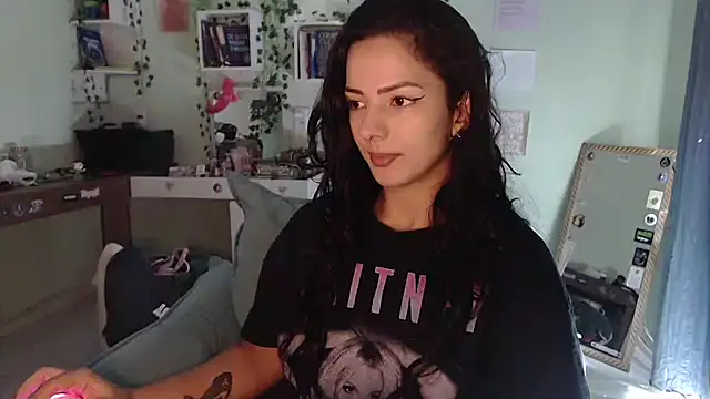 Snapshot of BeellyDance chatting on 05-13-26, 01:52 BeellyDance online show from 05-13-26, 01:52