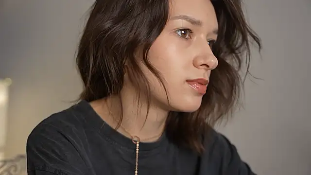 VivianLy  online show from 01-24-25, 08:44