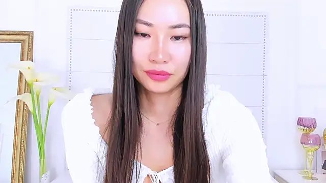 Snapshot of NaomiYuu chatting on 02-19-25, 06:00 NaomiYuu online show from 02-19-25, 06:00