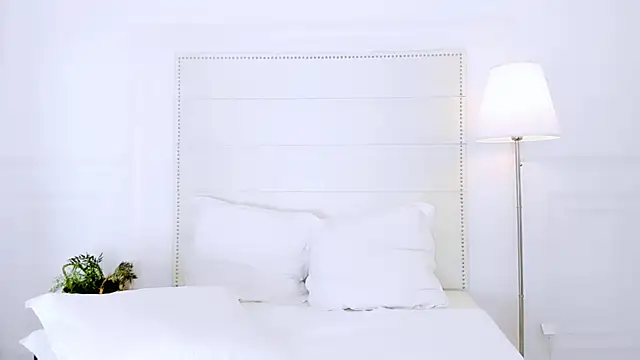 NaomiYuu online show from 04-15-26, 02:07