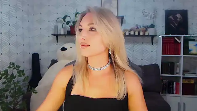 Snapshot of MillaXQueen chatting on 06-23-26, 03:10 MillaXQueen online show from 06-23-26, 03:10