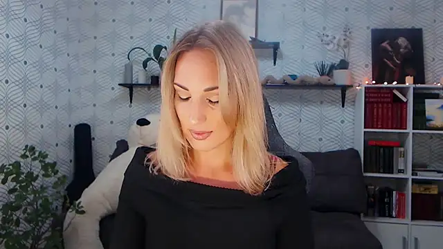 Snapshot of MillaXQueen chatting on 07-12-26, 03:14 MillaXQueen online show from 07-12-26, 03:14