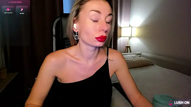 Snapshot of DannaEvan chatting on 02-14-26, 11:40 DannaEvan online show from 02-14-26, 11:40