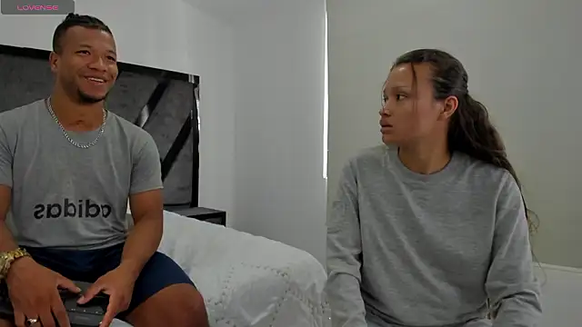 Snapshot of AnnieAndStefan chatting on 12-03-24, 12:49 AnnieAndStefan online show from 12-03-24, 12:49