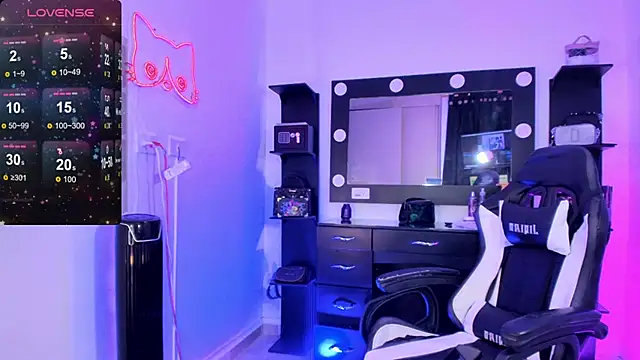 Snapshot of miss_kitty chatting on 12-15-24, 11:20 miss kitty online show from 12-15-24, 11:20