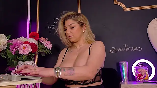 Snapshot of DeeaDiamondd chatting on 01-09-26, 08:21 DeeaDiamondd online show from 01-09-26, 08:21