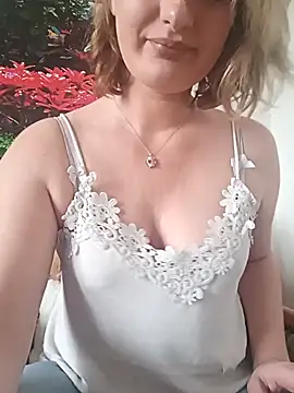 Snapshot of marilynecoquine chatting on 01-19-26, 12:53 marilynecoquine online show from 01-19-26, 12:53