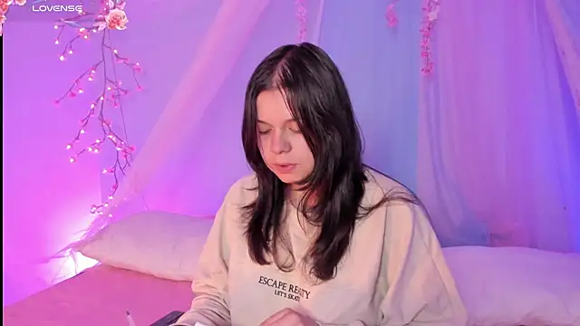 Snapshot of Mey_moon chatting on 07-04-26, 03:13 Mey moon online show from 07-04-26, 03:13