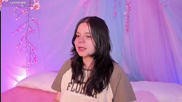 Snapshot of Mey_moon chatting on 07-25-26, 03:04 Mey moon online show from 07-25-26, 03:04