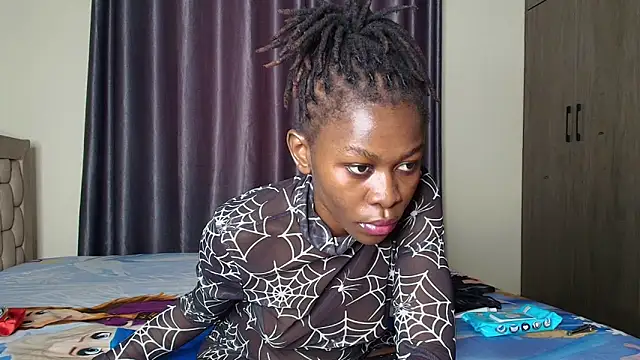 Snapshot of queen_heather chatting on 01-20-25, 08:30 queen heather online show from 01-20-25, 08:30