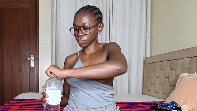 Snapshot of queen_heather chatting on 11-25-25, 11:49 queen heather online show from 11-25-25, 11:49