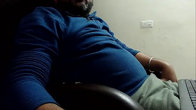 Snapshot of rentarob chatting on 01-21-25, 04:48 rentarob online show from 01-21-25, 04:48