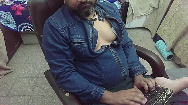 Snapshot of rentarob chatting on 11-19-25, 05:24 rentarob online show from 11-19-25, 05:24