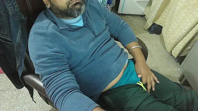 Snapshot of rentarob chatting on 11-24-25, 03:28 rentarob online show from 11-24-25, 03:28