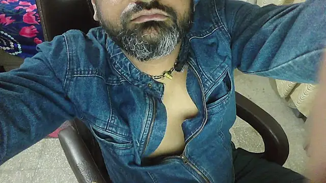 Snapshot of rentarob chatting on 11-24-25, 05:45 rentarob online show from 11-24-25, 05:45